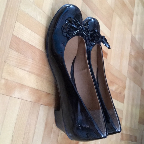 Small Black Shiny Flats - Picture 2 of 2